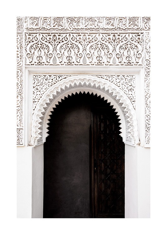  - Foto van een zwarte deur en een witte boog met gebeitelde details en patronen