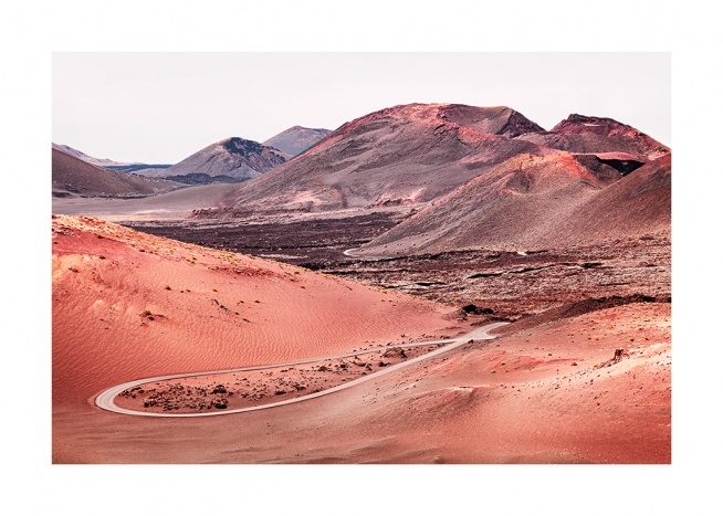  – Foto van rood zand in een vulkanisch landschap met bergen op de achtergrond
