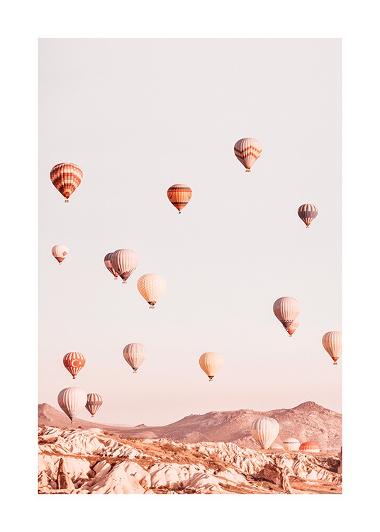  – Foto van een berglandschap met luchtballons die over de bergen vliegen