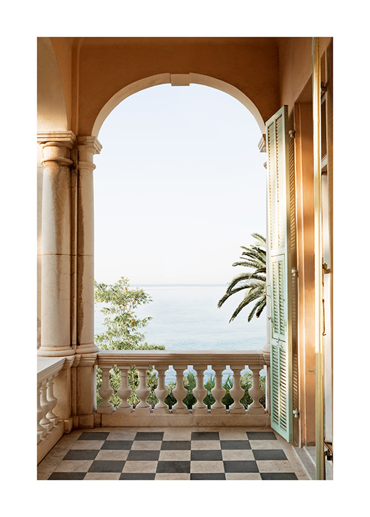  – Foto van een boog op een balkon met palmbomen en de zee op de achtergrond