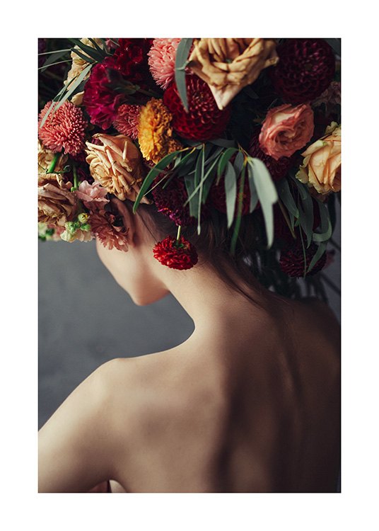  – Foto van een bos van gele en rode bloemen op het hoofd van een vrouw