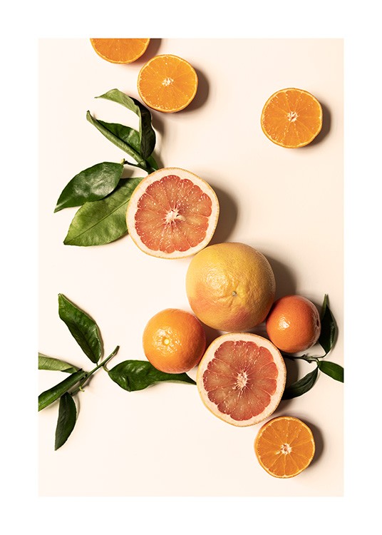  – Foto van mandarijnen, sinaasappels en groene bladeren op een lichtgele achtergrond