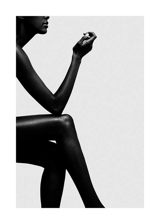  – Zwart wit foto van een zittende vrouw met haar elleboog op haar knie rust