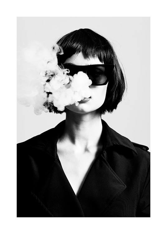  – Zwart wit foto van een vrouw die een zonnebril en een blazer draagt en rook uitademt