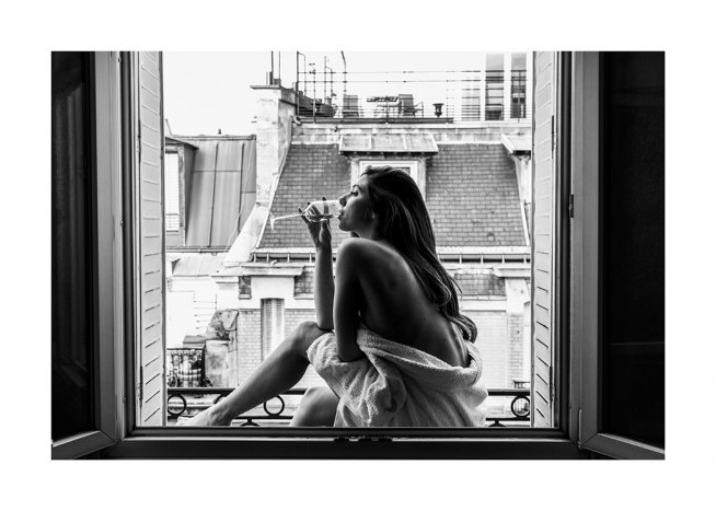  – Zwart wit foto van een vrouw die in een venster zit en een glas wijn drinkt