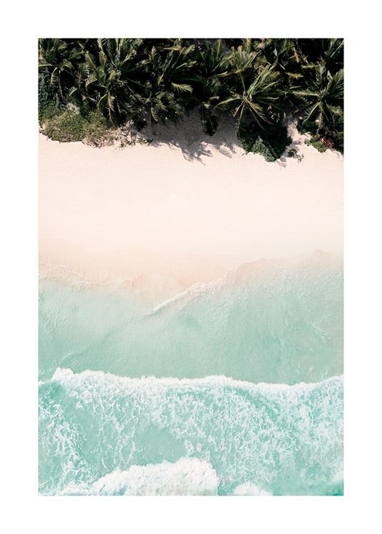  – Foto van een strand met roze zand en blauw water en palmbomen