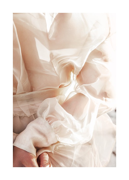  – Foto van een blouse in beige met transparante mouwen