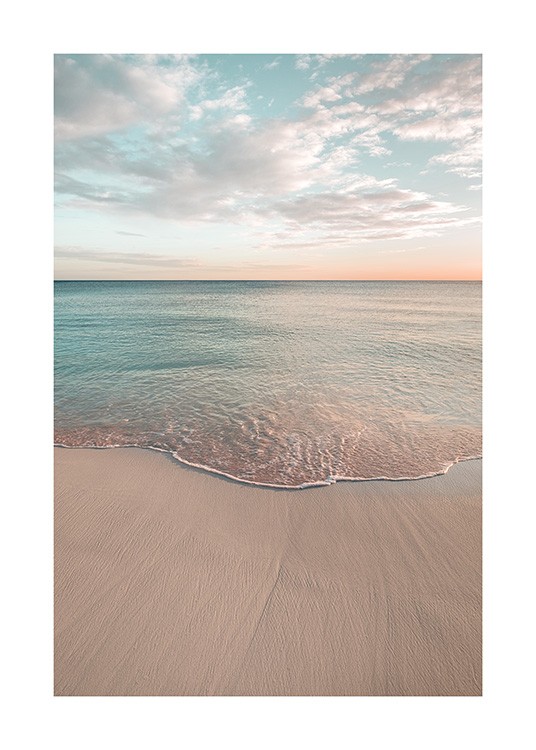  – Foto van een rustige oceaan en een strand, met op de achtergrond een bewolkte, blauwe hemel