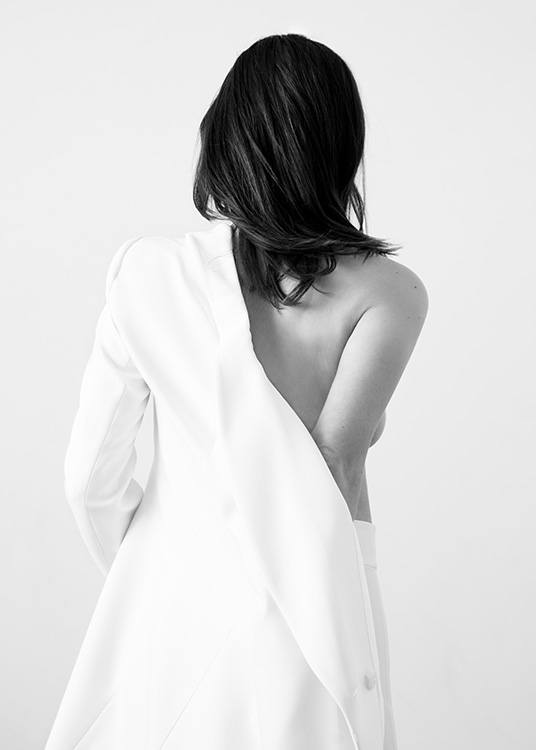  – Zwart wit foto van een vrouw van achteren, in een witte blazer die haar schouder toont