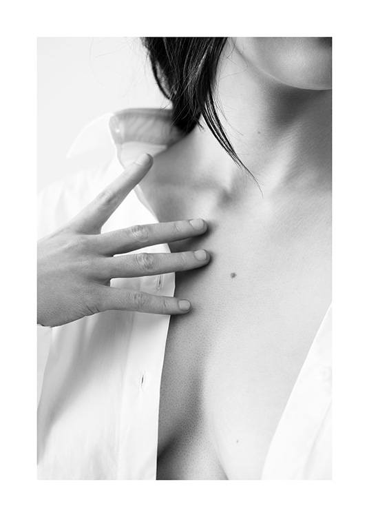  – Zwart wit foto van een vrouw die haar borstkas aanraakt met haar vingertoppen
