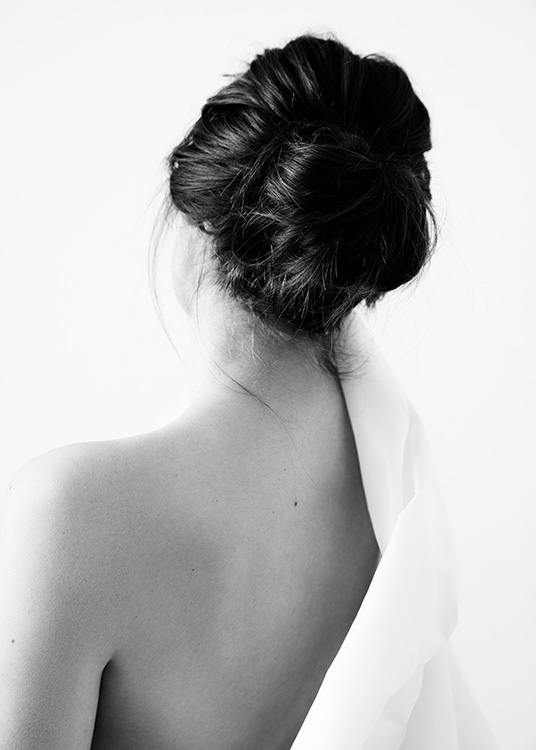  – Zwart wit foto van een vrouw gezien van achteren, met een naakte schouder en een shirt over de andere