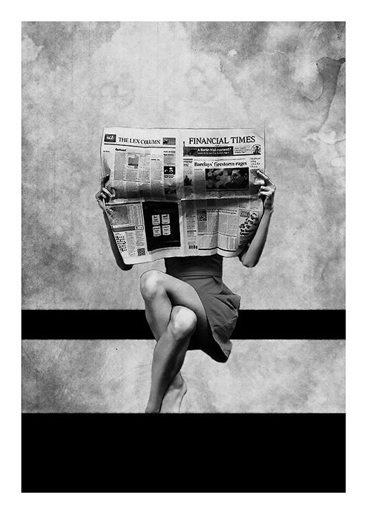  – Een vrouw met een krant voor haar gezicht, zittend met haar benen gekruist