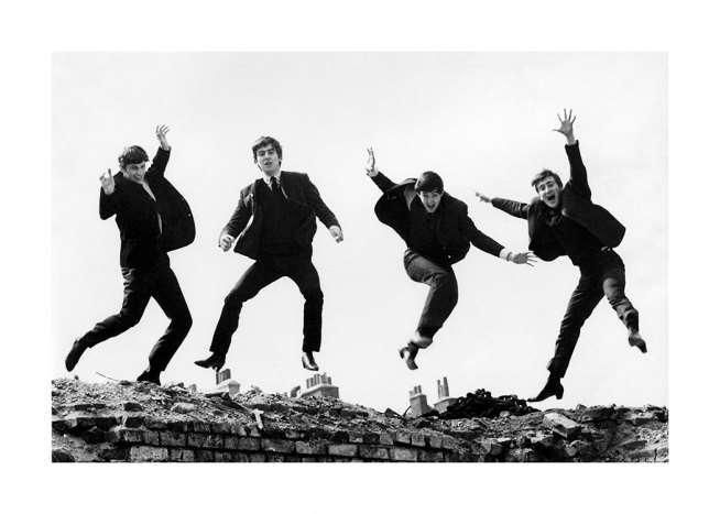  – Zwart wit foto van de Beatles die in de lucht springen