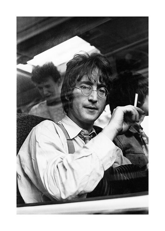 – Zwart wit foto van John Lennon in een trein, met een sigaret in zijn hand