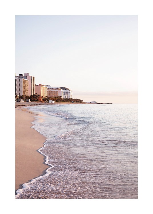  – Foto van golven die op een strand in Miami spoelen met gebouwen op de achtergrond