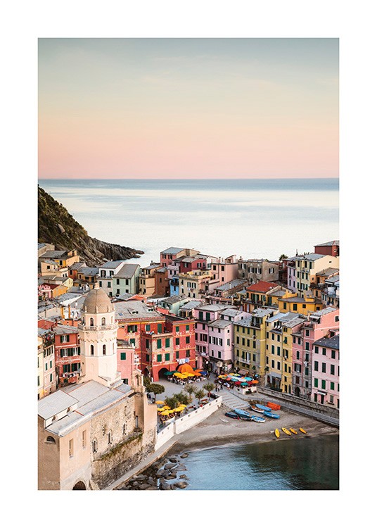  – Foto van Vernazza met kleurrijke huizen naast de oceaan