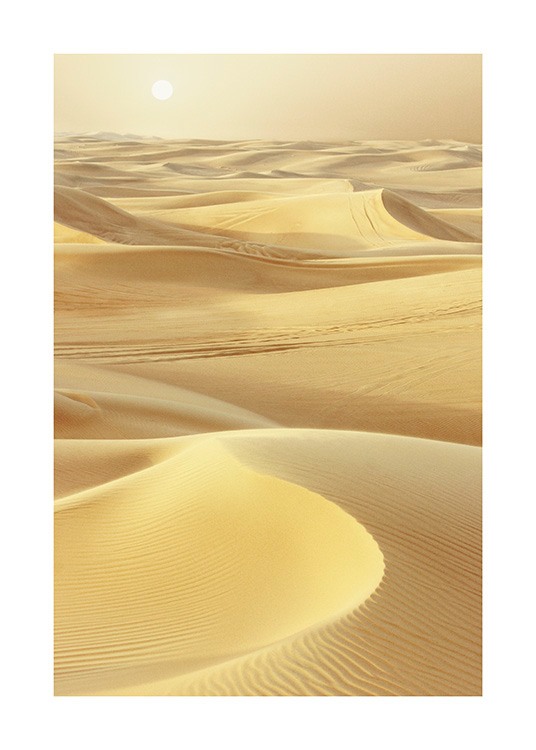  – Foto van een woestijn met geel zand en de zon op de achtergrond