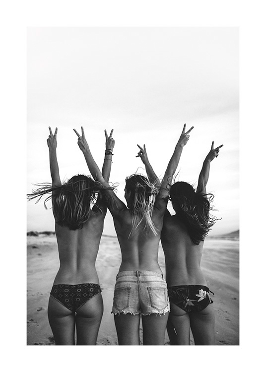  – Zwart wit foto van drie meisjes in shorts en bikini, terwijl ze het V-teken maken met hun armen in de lucht