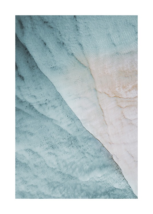  – Foto van bovenaf van een helderblauwe oceaan en een beige zeebodem