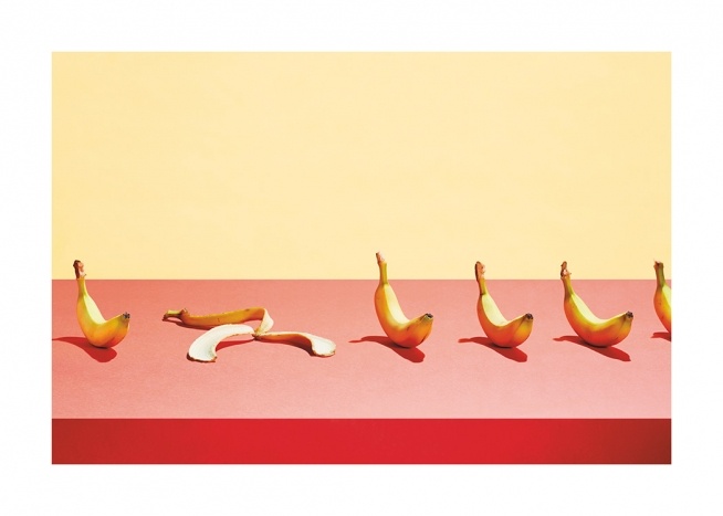  – Foto van een rij bananen die op een roze tafel liggen tegen een gele achtergrond