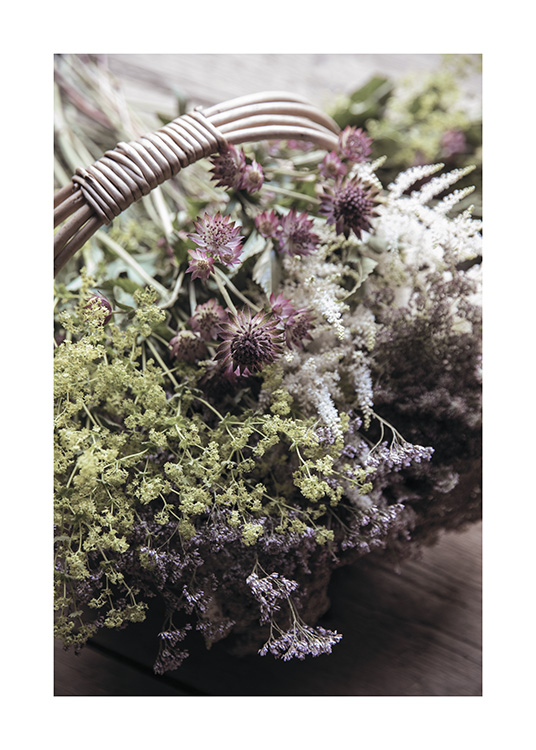  – Foto van een bos wilde bloemen in groen, wit en paars in een rotanmand