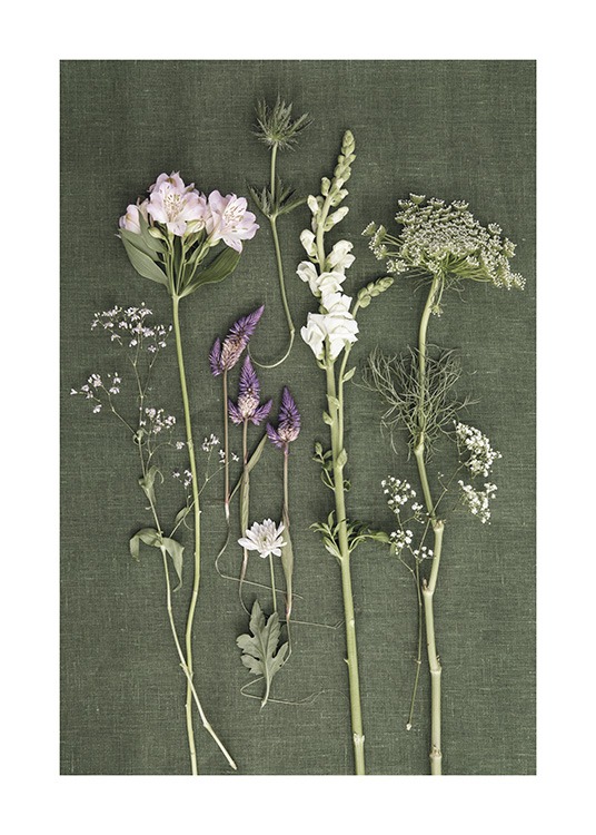  – Foto van een rij wilde bloemen in groen, wit, roze en paars die op een groene linnen achtergrond