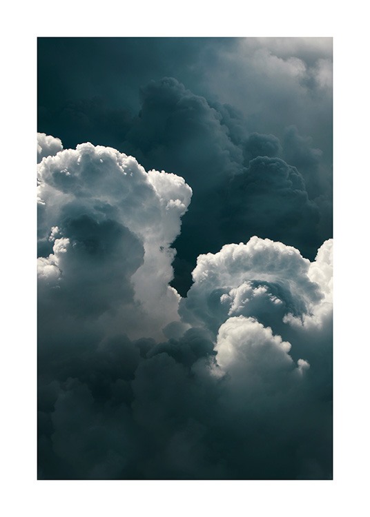  – Foto van wolken in een stormachtige, donkergrijze lucht