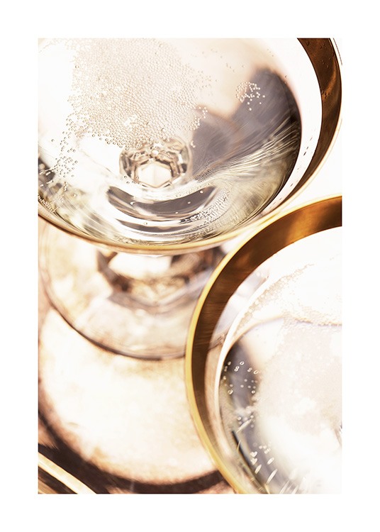  – Foto met close-up van champagneglazen met gouden randje met fonkelende champagne