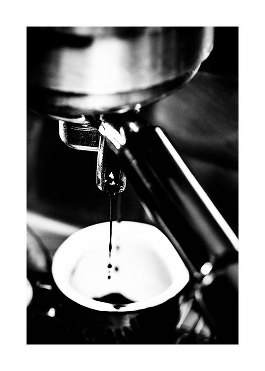  – Zwart-wit foto met close-up van een espressomachine die koffie maakt