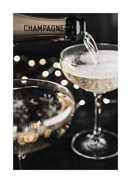  – Foto van een fles met champagne die in een champagneglas wordt gegoten