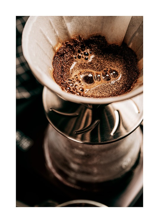  – Foto met close-up van een koffiefilter gevuld met gemalen koffie