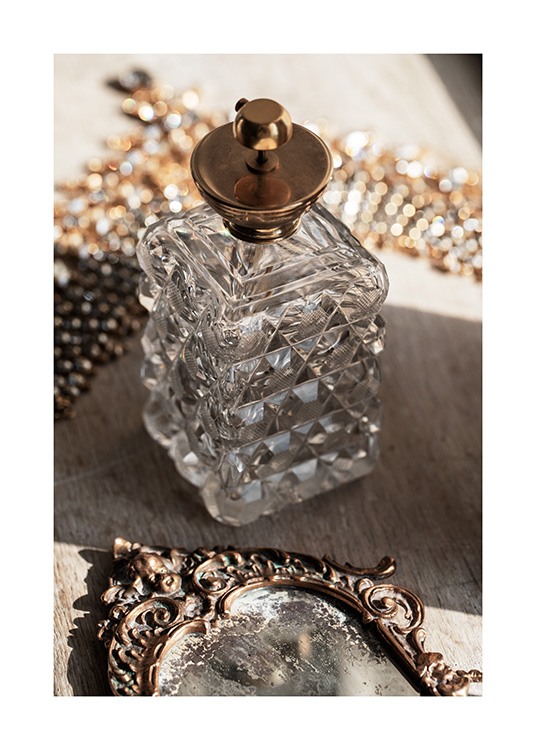  – Foto van een retro fles van glas met een gouden dop, en een vintage spiegel ervoor