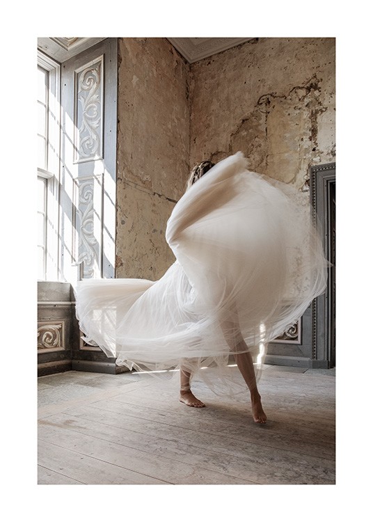  – Foto van een vrouw die een witte tule rok draagt, en door een barokke ruimte danst