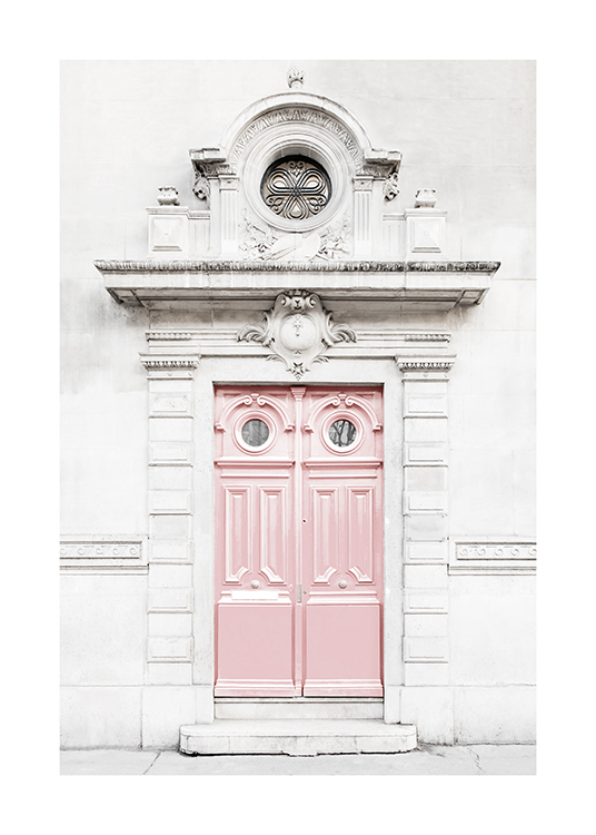  – Foto van een lichtgrijs gebouw met een roze deur, omgeven door barokke details