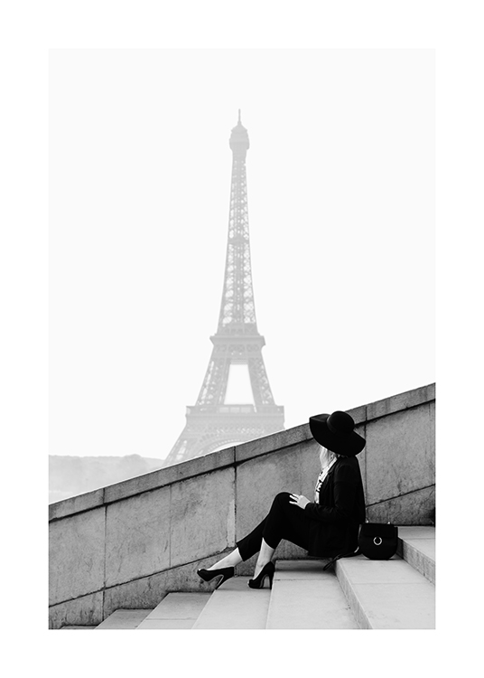  – Zwart-witfoto van een vrouw die op een trap zit, met de Eiffeltoren op de achtergrond