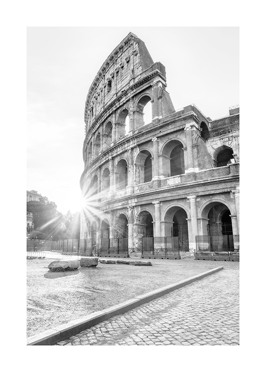  – Zwart-wit foto van het Colosseum in Rome met zonlicht op de achtergrond