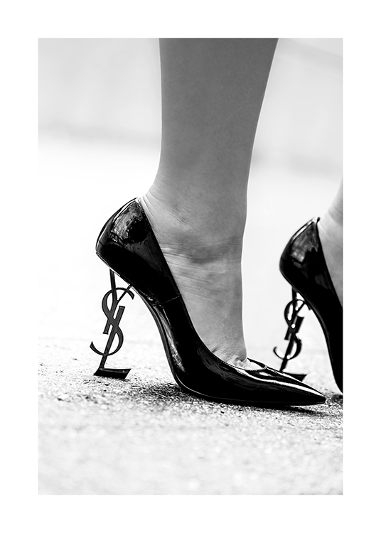  – Zwart wit foto van een paar schoenen met het YSL-logo als de hakken