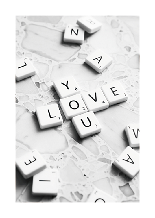  – Foto van scrabbleletters op een terrazzo-achtergrond die de woorden Love You vormen