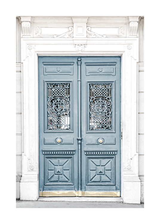  – Foto van een blauwe deur in een wit gebouw, met beeldhouwwerk in de deur en het gebouw