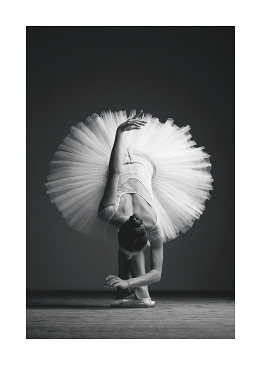  – Zwart-wit foto van een ballerina die over vooruit buigt in een tule rok