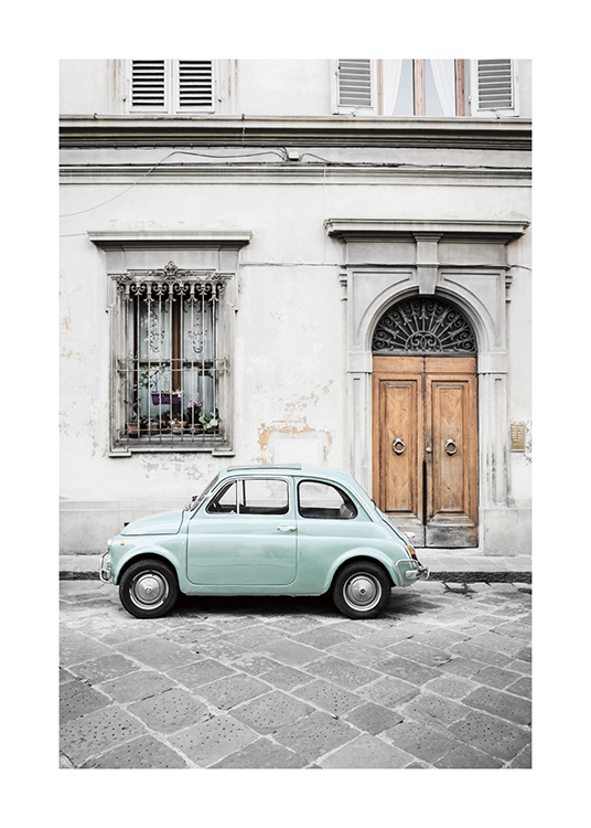  – Foto van een mintgroene klassieke auto bij een oud, grijs gebouw