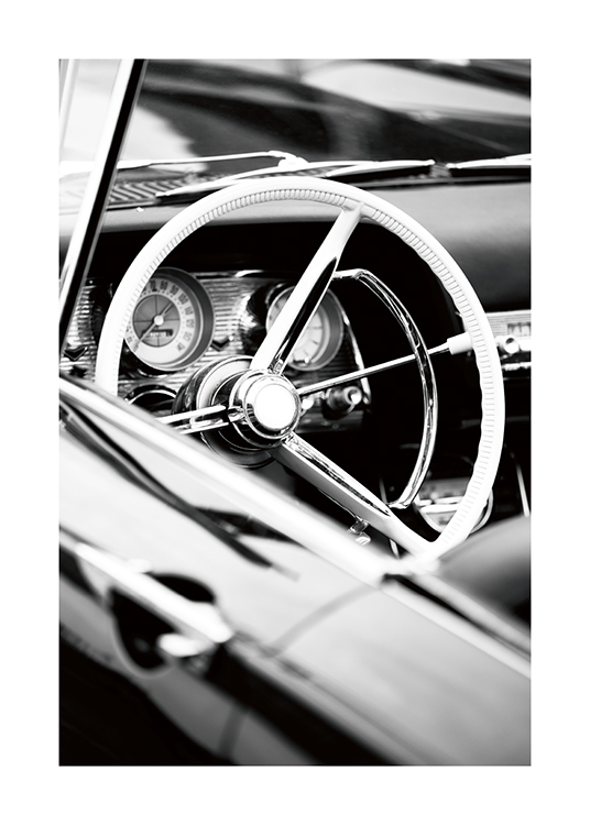  – Zwart-wit foto van het stuurwiel en het dashboard van een vintage cabriolet