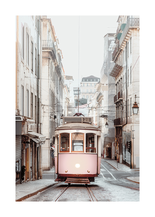  – Foto van een tram in een vintage stijl, met gebouwen aan weerszijden van de straat