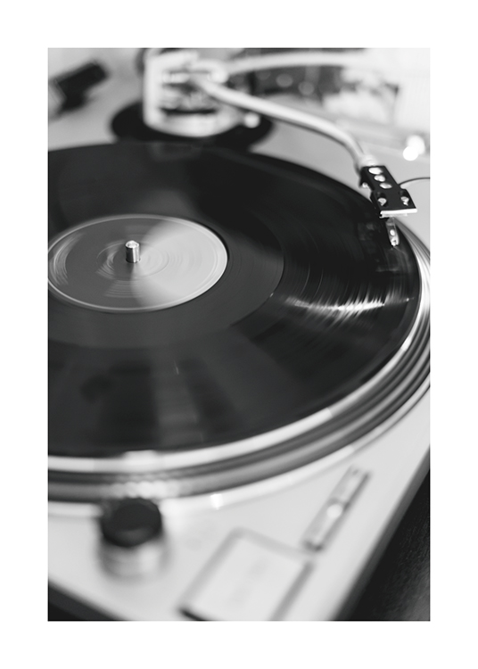  – Zwart-wit foto van een vinylspeler met een vinylplaat