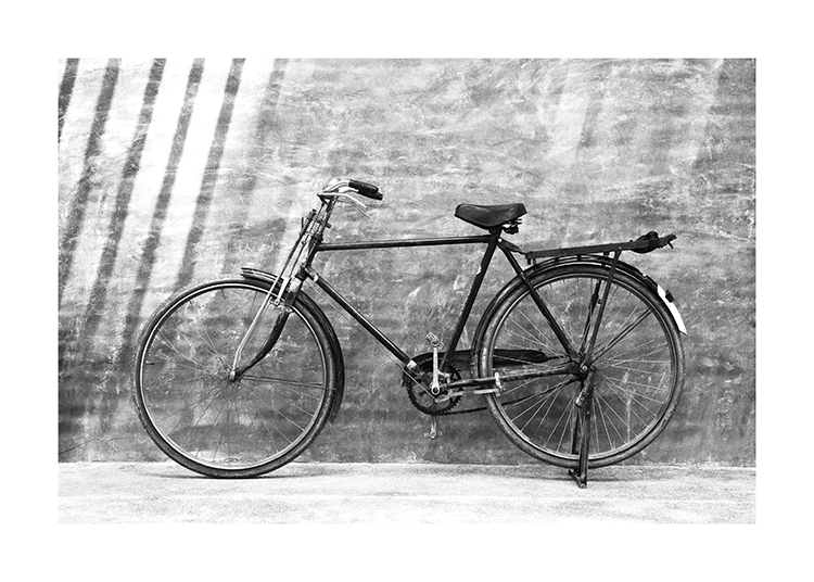  – Zwart-wit foto van een oude, vintage fiets die tegen een muur staat