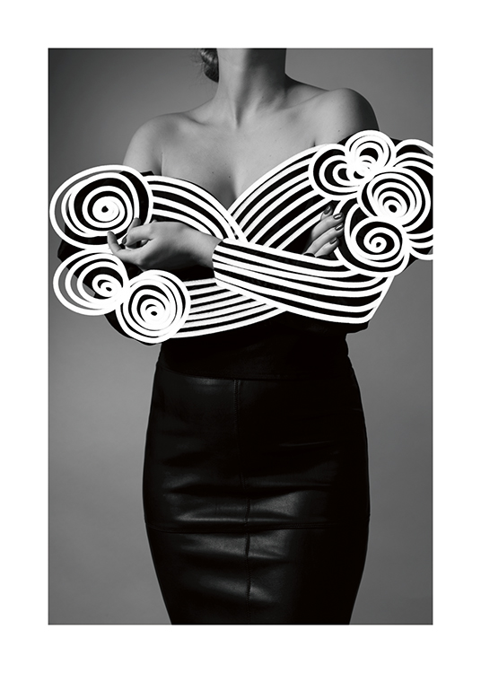  – Zwart-wit foto van een vrouw met een geïllustreerde top