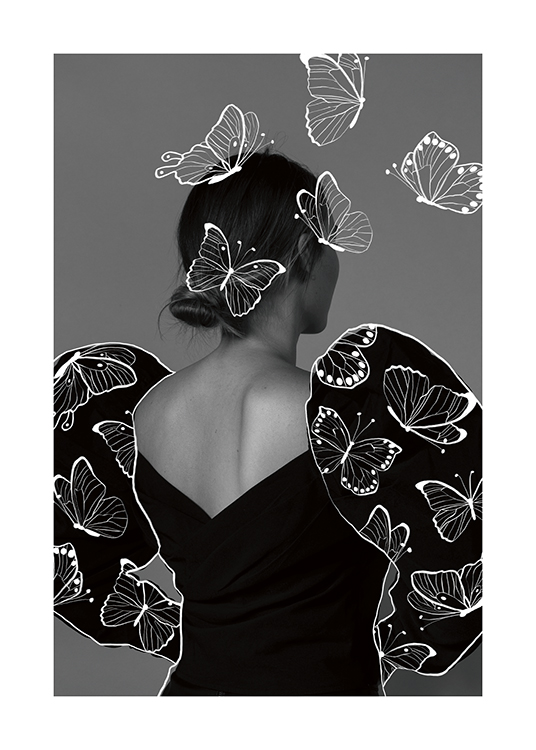  – Zwart-wit foto van een vrouw van achteren gezien, die is bedekt met witte, getekende vlinders