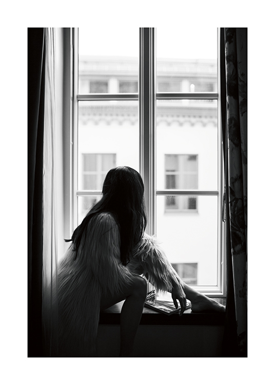  – Een zwart-wit foto van een donkerharige vrouw zittend op een vensterbank in een jas van imitatiebont