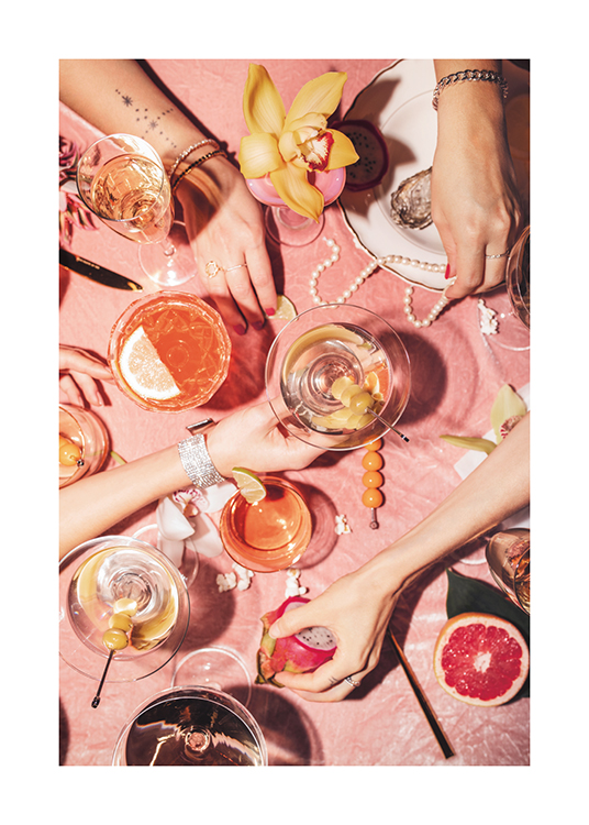  – Een pastelkleurige foto van een tafel met cocktails, bloemen, fruit en parels