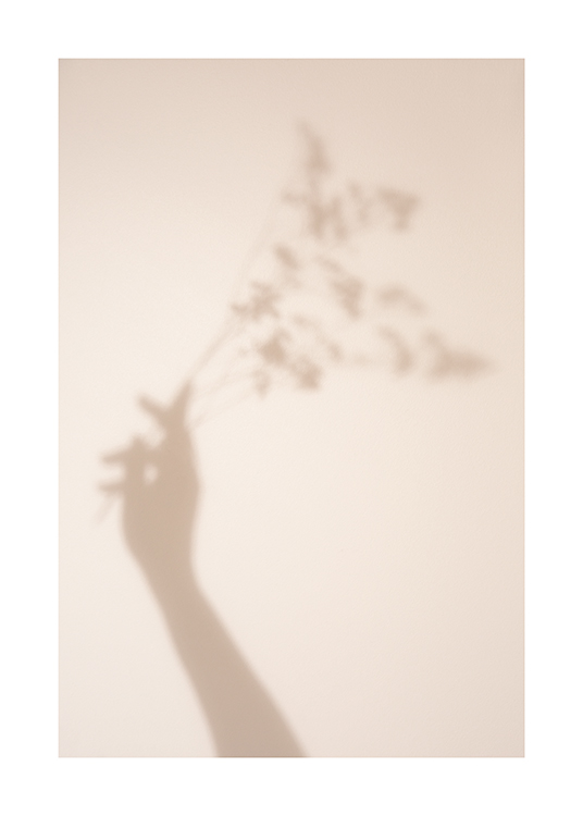  – Foto van de schaduw van een hand en bloemen tegen een lichtbeige achtergrond